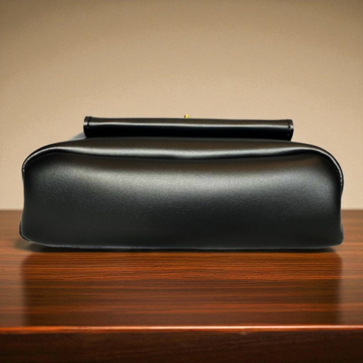 Retro Elegance: Vintage Max Bag | Essential Graceful Accessories