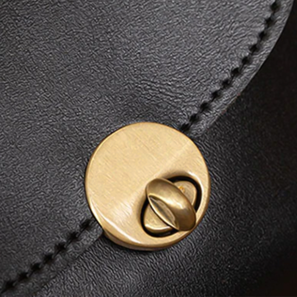 Retro Elegance: Vintage Max Bag | Essential Graceful Accessories