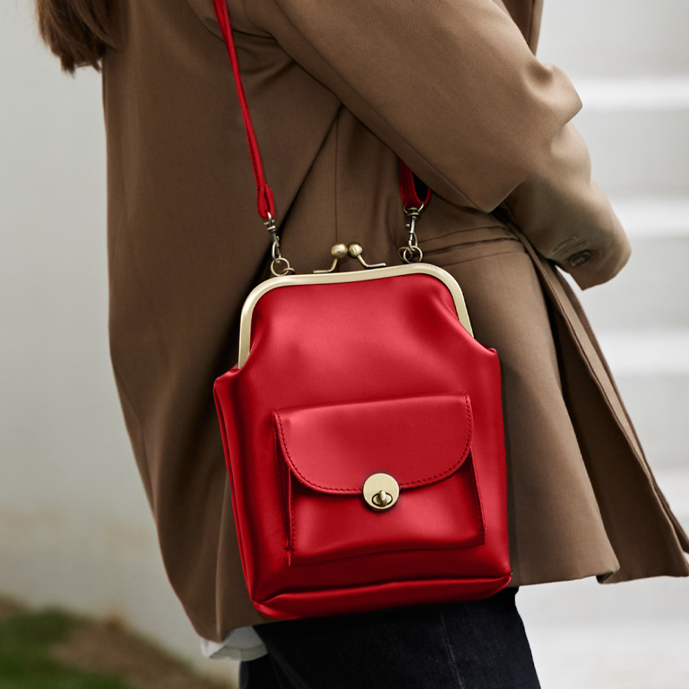 Retro Elegance: Vintage Max Bag | Essential Graceful Accessories