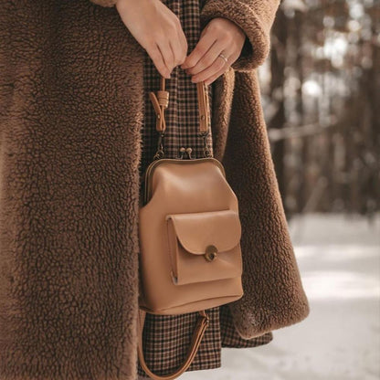 Retro Elegance: Vintage Max Bag | Essential Graceful Accessories
