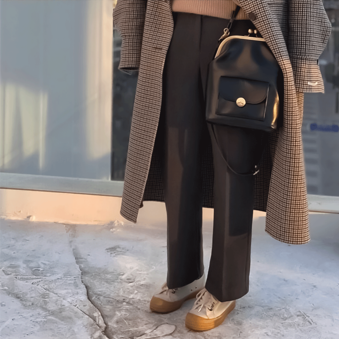 Retro Elegance: Vintage Max Bag | Essential Graceful Accessories